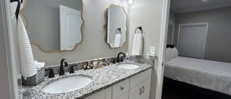 Ducha, secador de pelo, toallas y jabón