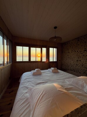 4 bedrooms, WiFi, bed sheets