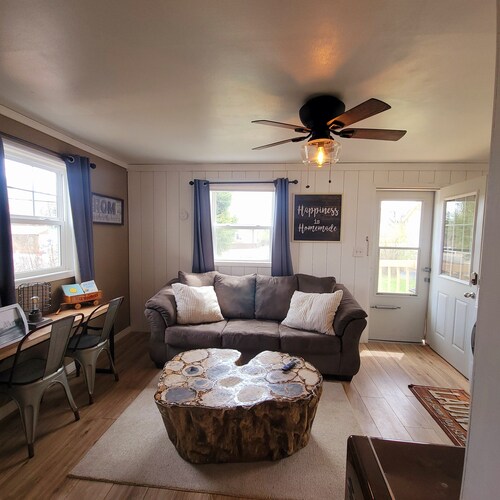 Comfortable and Cozy 1-bedroom house in delightful Rapid City with AC & Wifi