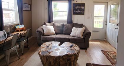 Comfortable and Cozy 1-bedroom house in delightful Rapid City with AC & Wifi