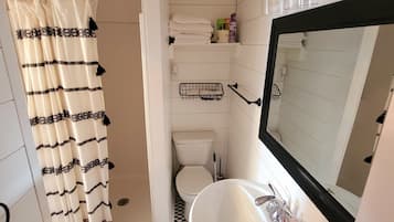 シャワー、ヘアドライヤー、タオル、石鹸