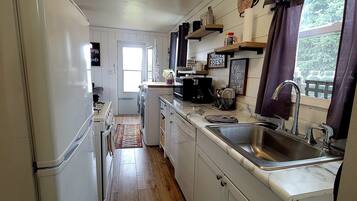 Een magnetron, een oven, een kookplaat, een vaatwasser