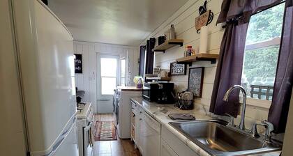 Comfortable and Cozy 1-bedroom house in delightful Rapid City with AC & Wifi