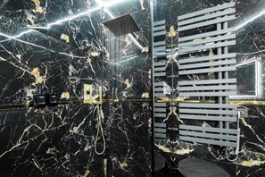 Shower, hair dryer, towels, soap - Elegance and relaxation in the Langhe, Italy (Mussotto)