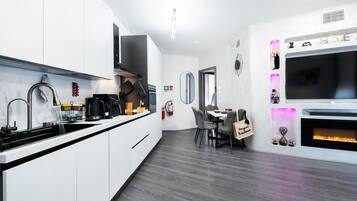 Fridge, oven, stovetop, dishwasher