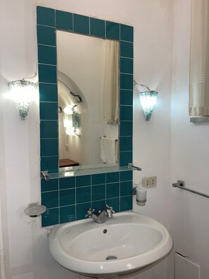 Shower, bidet, towels, soap - Flat in the historical “Palazzo Donn’Anna” (Napoli)
