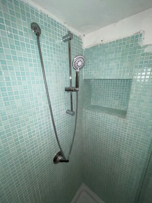 Douche, bidet, serviettes fournies, savon
