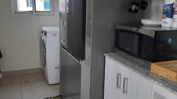 Frigorifero, microonde, forno, piano cottura