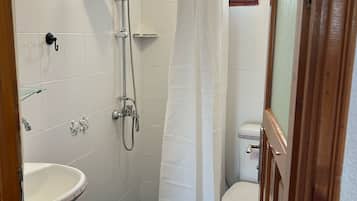 Ducha, artículos de tocador gratuitos, secador de pelo, toallas