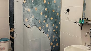 Standard Room | Bathroom | Shower, free toiletries, hair dryer, towels