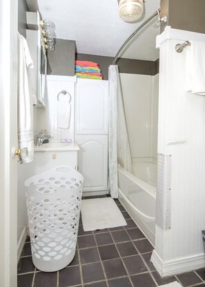 Haartrockner, Handtücher, Seife, Shampoo