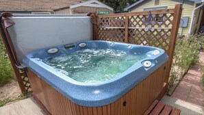 Outdoor spa tub - Charming 1-bedroom private apartment in a cottage with AC & WiFi (Colorado Springs)