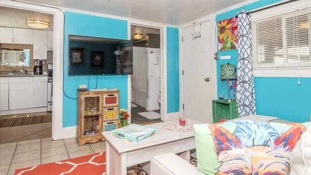 A compact living space with a kitchenette, a dining area, and a bedroom. - Charming 1-bedroom private apartment in a cottage with AC & WiFi (Colorado Springs)