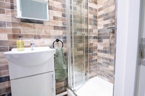 House, City View | Bathroom - Cosy 3 Bed Flat in Southsea (Portsmouth)