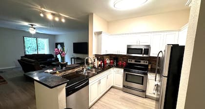 Charming 2-bedroom apartment with AC, WiFi in phenomenal Palm Beach Gardens