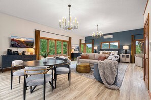 Smart TV, fireplace, video games, table football - Lux Home w Indoor Pool, Firepits, Hot Tub, 5 Acres (Fairview)