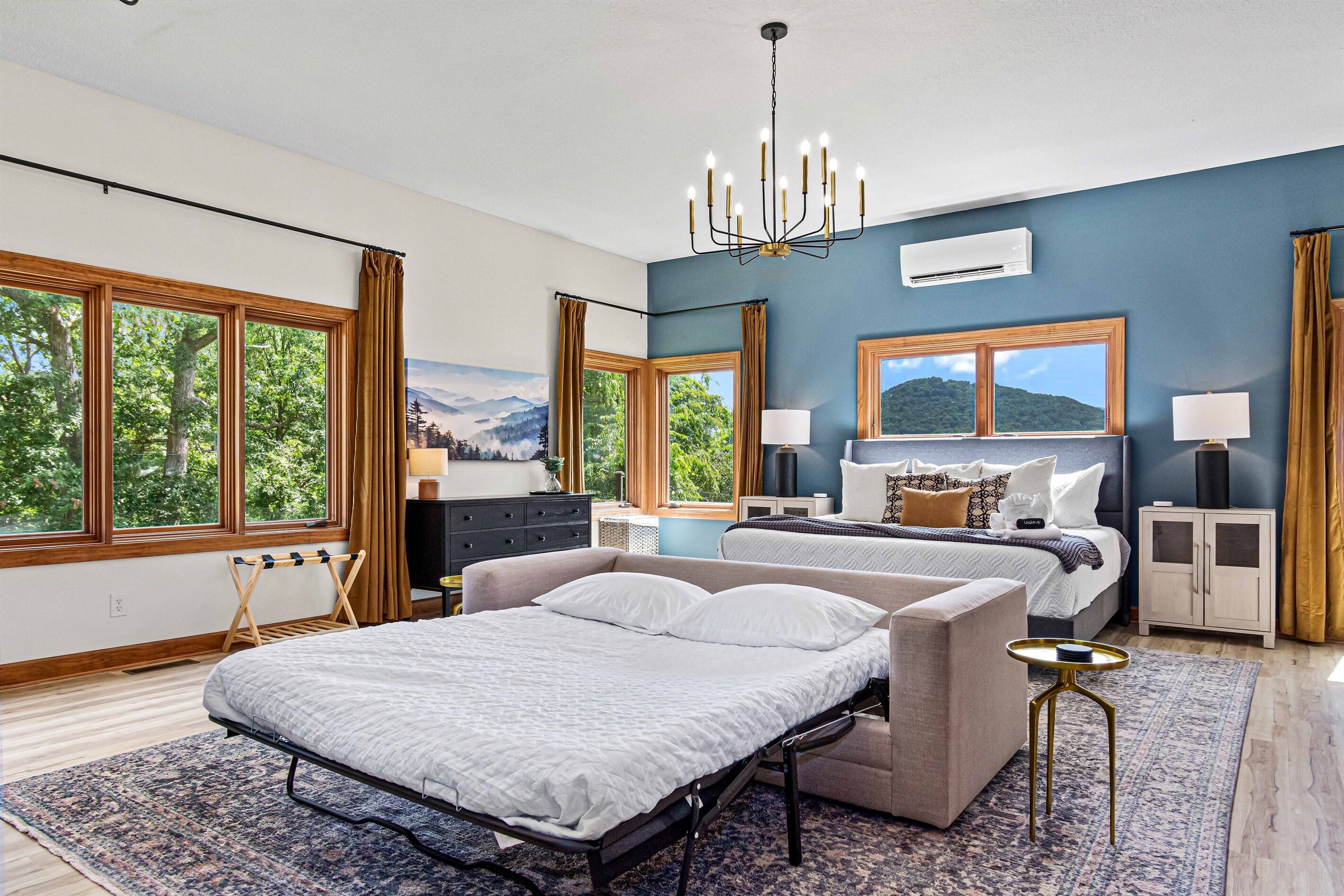 6 slaapkamers, een bureau, een strijkplank/strijkijzer, reisbedje