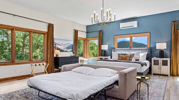 6 slaapkamers, een bureau, een strijkplank/strijkijzer, reisbedje