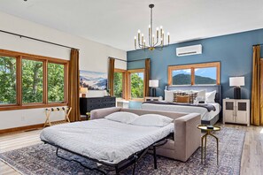 6 bedrooms, desk, iron/ironing board, travel cot - Lux Home w Indoor Pool, Firepits, Hot Tub, 5 Acres (Fairview)