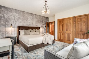 6 bedrooms, desk, iron/ironing board, travel cot