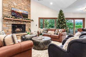 تلفزيون ذكي، مدفأة، ألعاب فيديو، كرة قدم الطاولة