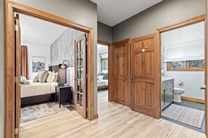 6 chambres, bureau, fer et planche à repasser, lit parapluie