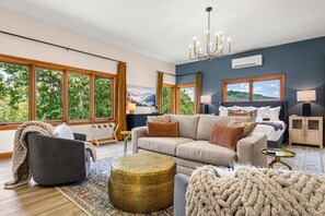 Smart TV, fireplace, video games, table football - Lux Home w Indoor Pool, Firepits, Hot Tub, 5 Acres (Fairview)