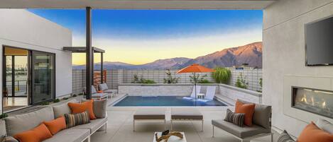 Een buitenzwembad en een verwarmd zwembad