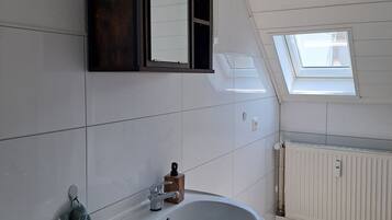 Haartrockner, Handtücher, Seife, Toilettenpapier