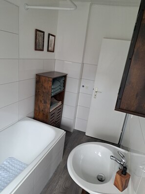 Sèche-cheveux, serviettes fournies, savon, papier toilette
