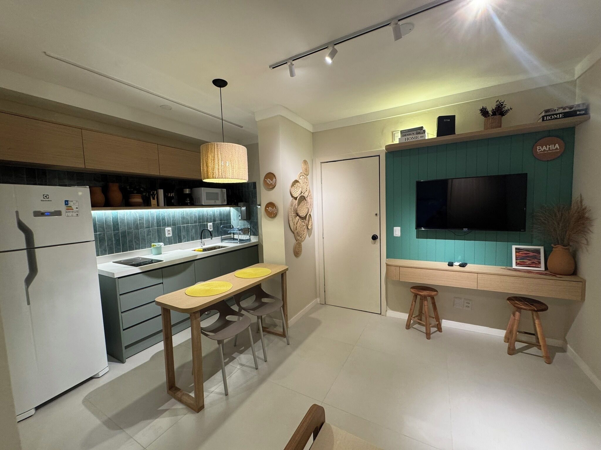 Micro-ondes, four, plaque de cuisson, cafetière/bouilloire