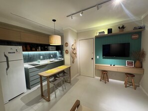 Micro-ondes, four, plaque de cuisson, cafetière/bouilloire