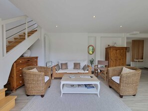 Télévision, lecteur de DVD, livres