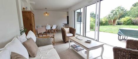 Fernseher, DVD-Player, BĂŒcher