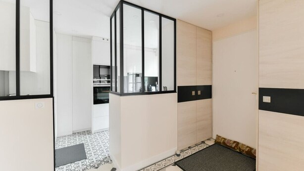 Een moderne badkamer met een grote spiegel, een douchegedeelte en een toilet.