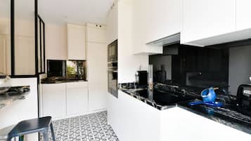 Coffee/tea maker, fridge, microwave, oven