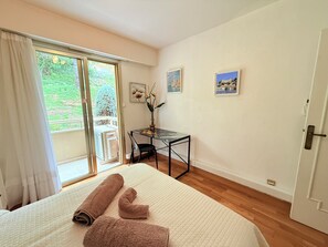 4 habitaciones, tabla de planchar con plancha, cuna de viaje y wifi 