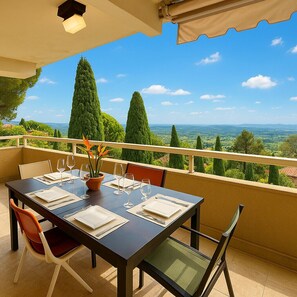 Une table à manger dressée pour quatre personnes, avec vue sur le paysage.