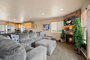 Smart TV, chimenea, futbolito y tenis de mesa 