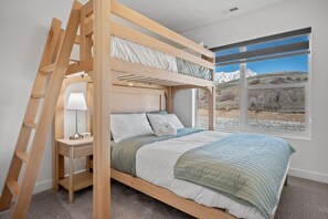 4 habitaciones, tabla de planchar con plancha y cuna de viaje 