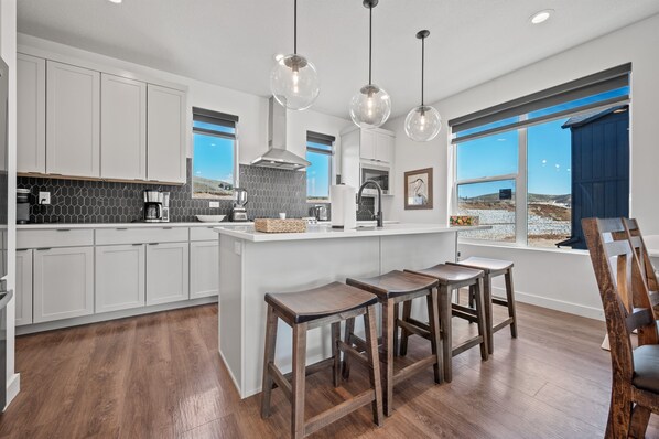 Refrigerador, microondas, horno, placa de cocina