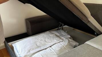 1 slaapkamer, een kluis op de kamer, een strijkplank/strijkijzer, wifi