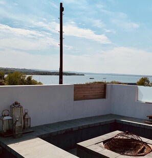 Property grounds - THE BOATHOUSE. The gateway to the Jurassic Coast (Poole)