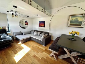 Smart-TV, Kamin, Tischfußball, Tischtennisplatte
