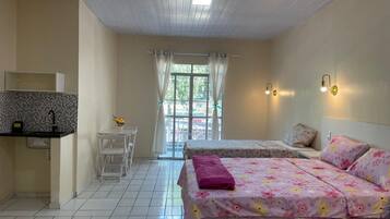 Habitación cuádruple clásica, vista a la ciudad | Wifi gratis