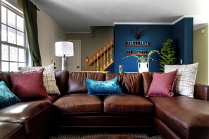 Televisión, chimenea, futbolito