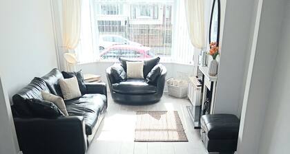 renovated 3 bedroom House, 3 miles from city centre, Belfast City Hall.