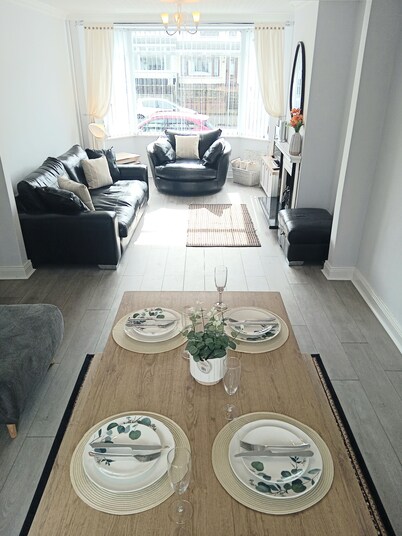 renovated 3 bedroom House, 3 miles from city centre, Belfast City Hall.