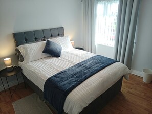 3 slaapkamers, een strijkplank/strijkijzer, gratis wifi, beddengoed