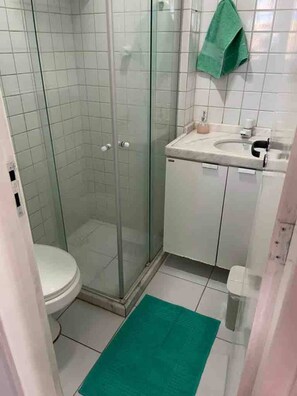 Secadora de cabello, toallas, jabón, papel de baño